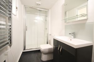 Zasady oświetlania małej łazienki